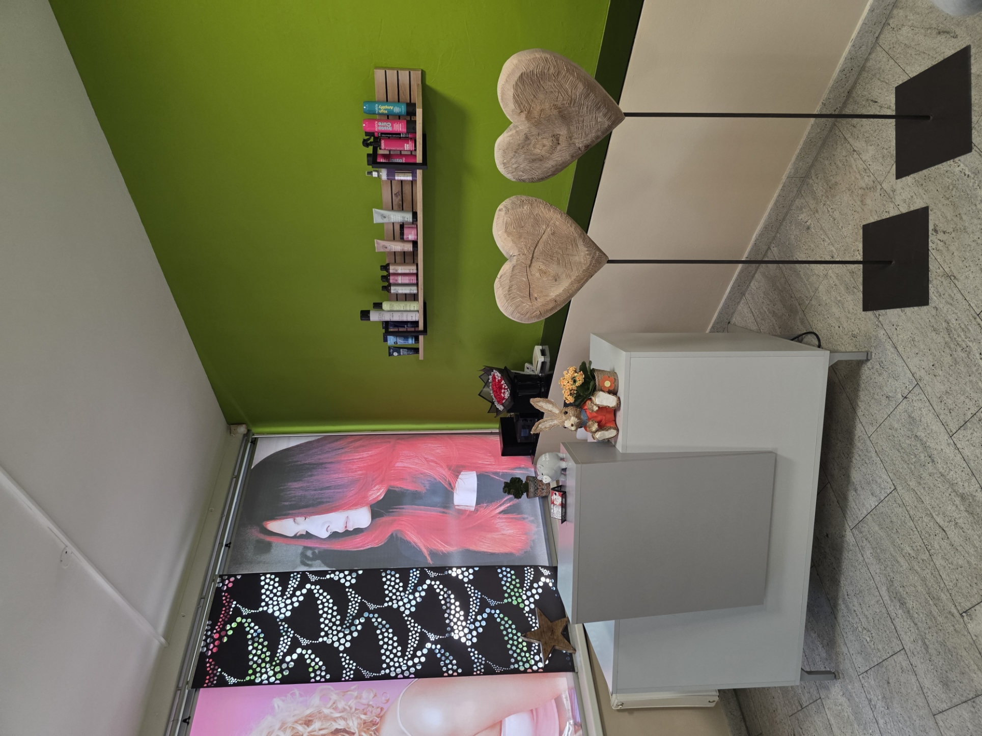 Salon Capelli – Pflege- und Make-up-Regal mit Wandbild