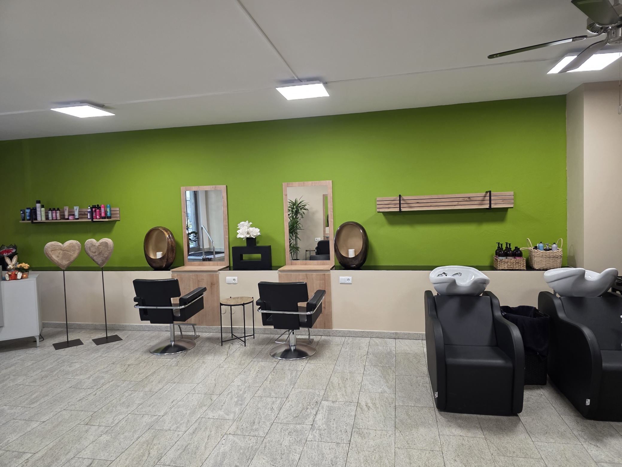 Salon Capelli – Stylingplätze mit Waschbecken und Herzdeko